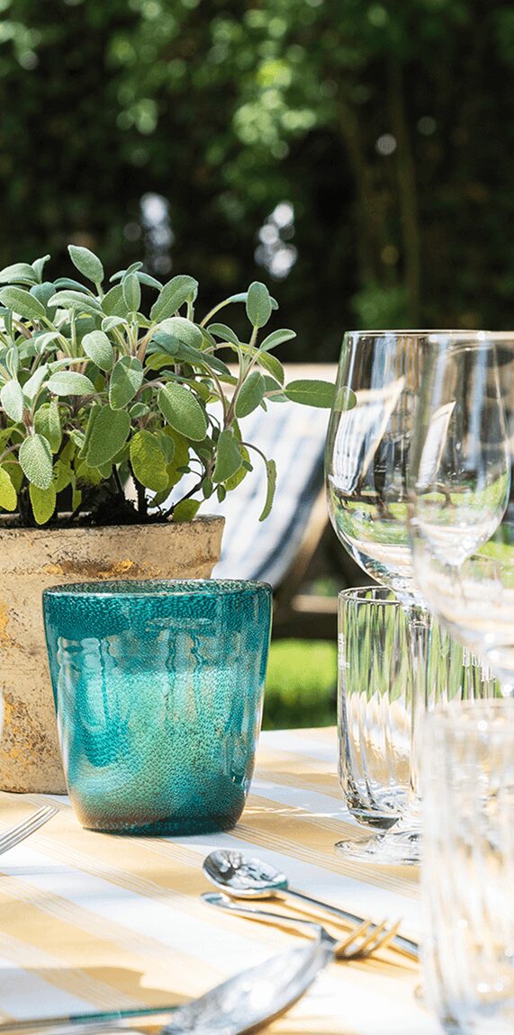 Gartentisch eingedeckt